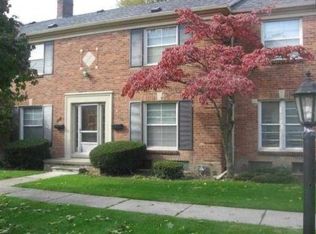 981 Vernier Rd, Grosse Pointe Woods, MI 48236