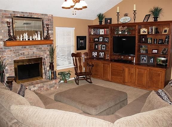 4th image of 911 Kiowa Dr E