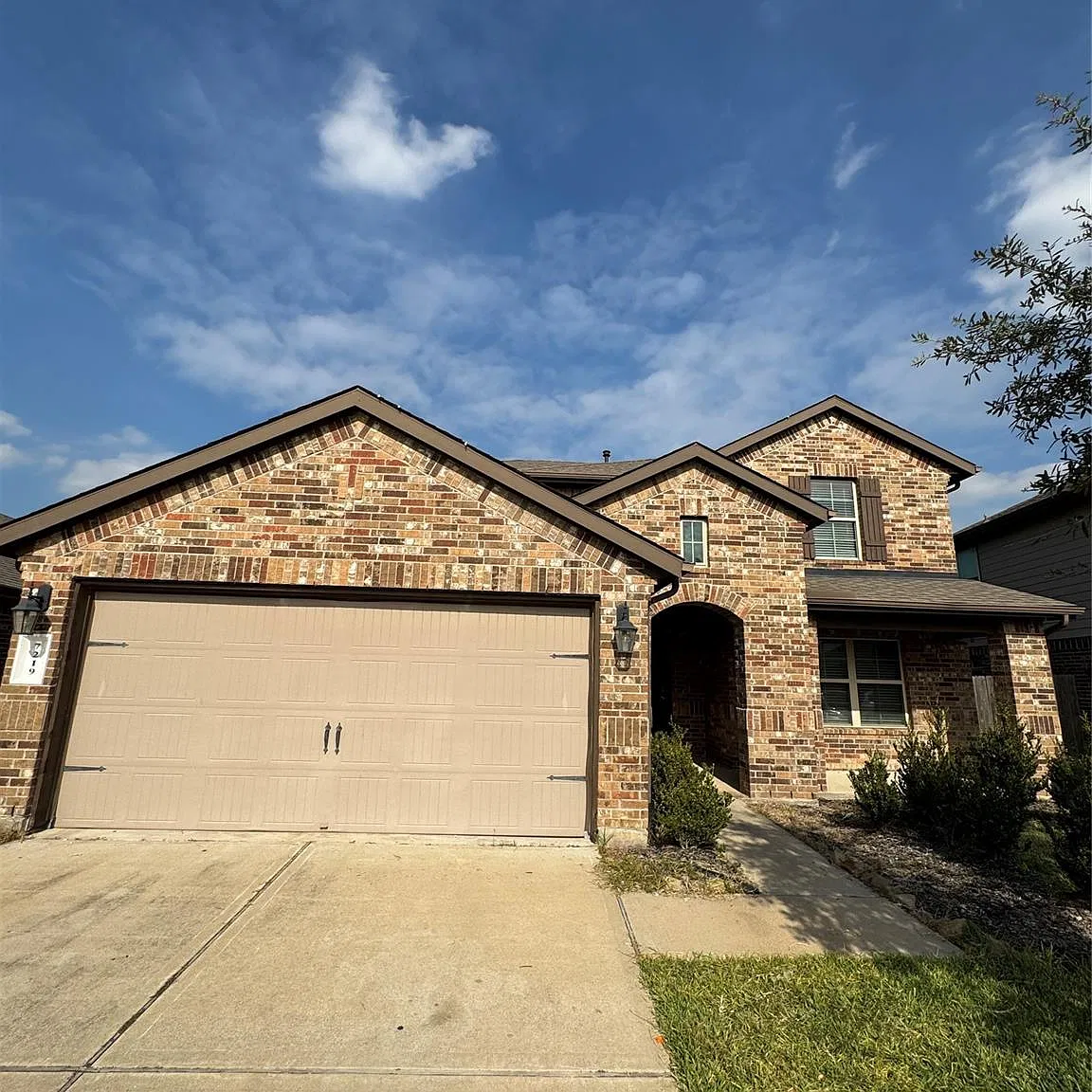 4 bed, 3.5 bath, 2488 sqft, $2,800 — Photo 1