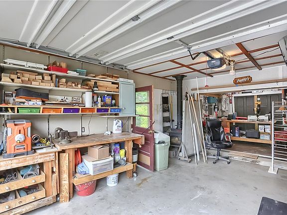 4th image of 105 Railroad St