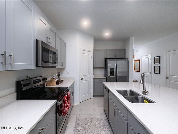 5th image of 275 HENRYS BLUFF Place