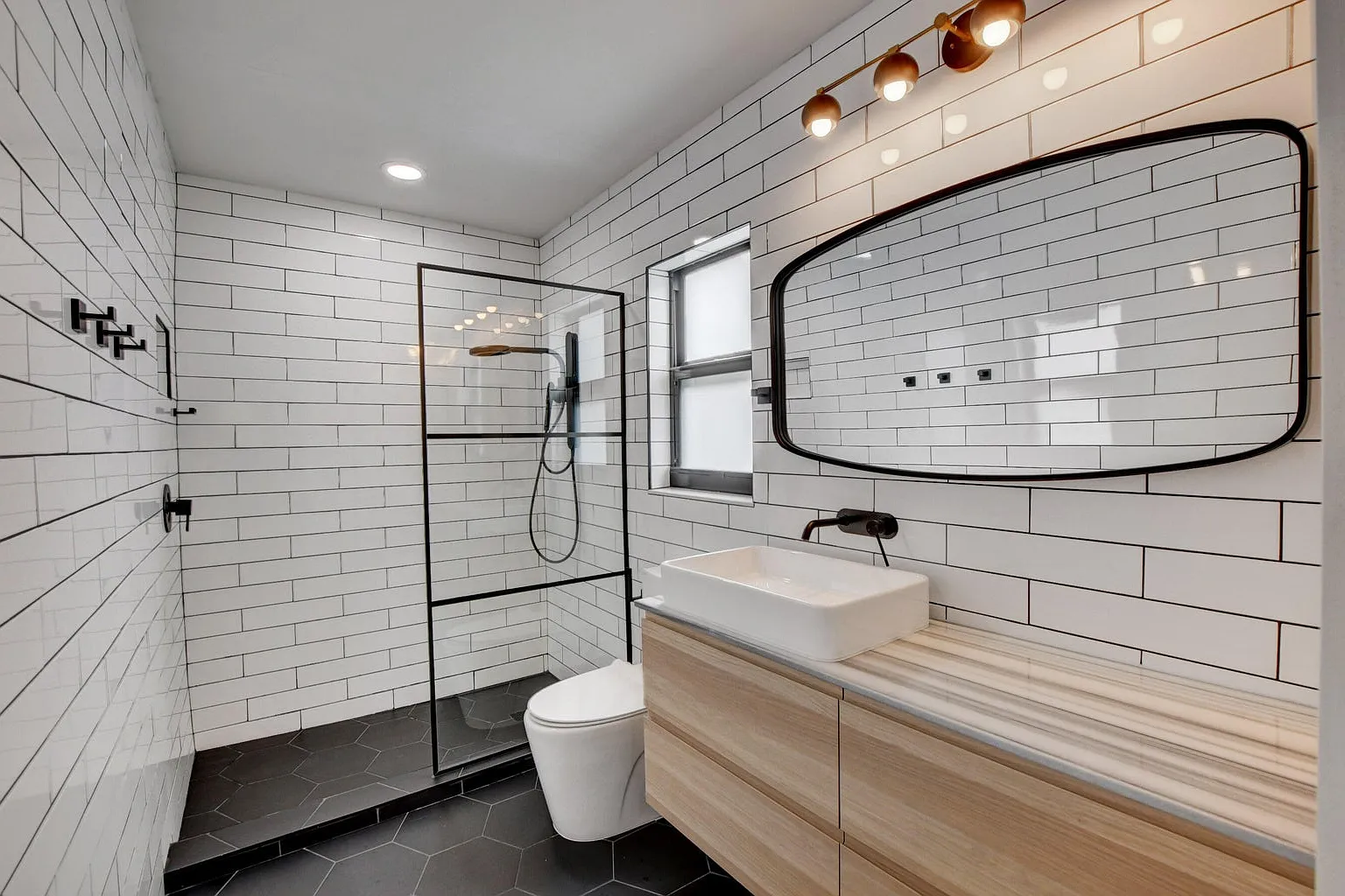 4 bed, 2.0 bath, 1956 sqft, $7,800 — Photo 3