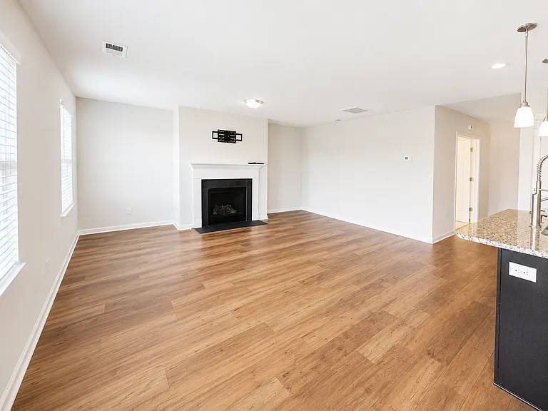 421 Eclipse Ln — Photo 2