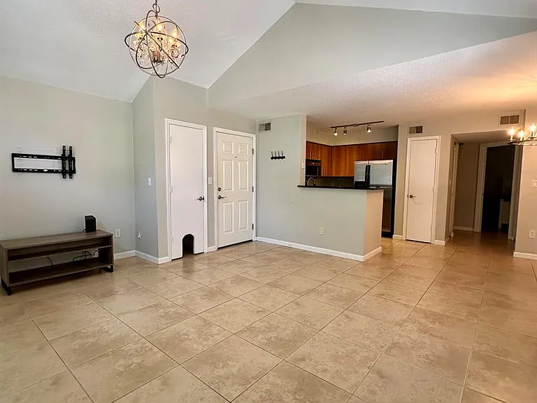 1050 Crystal Way #H — Photo 5