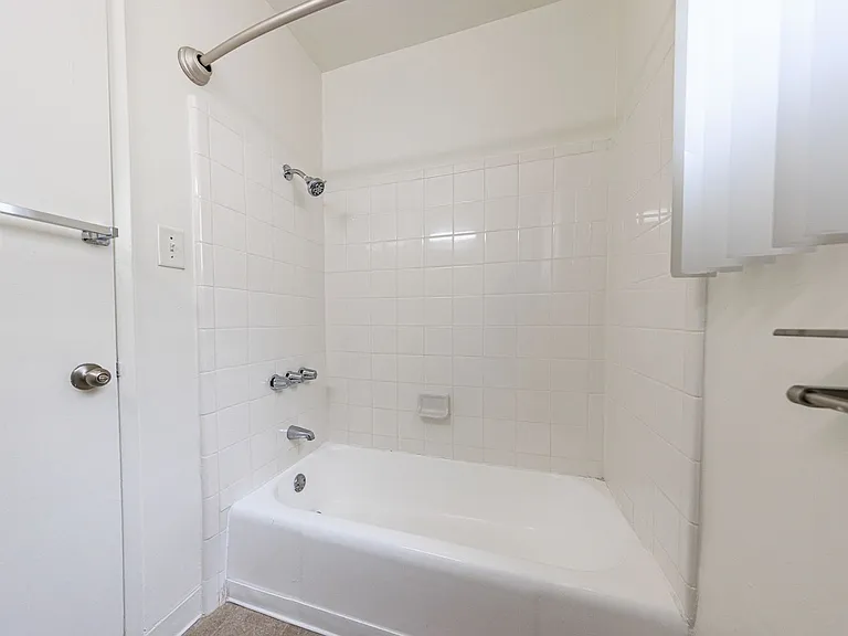 650 W Wilson Ave — Photo 36