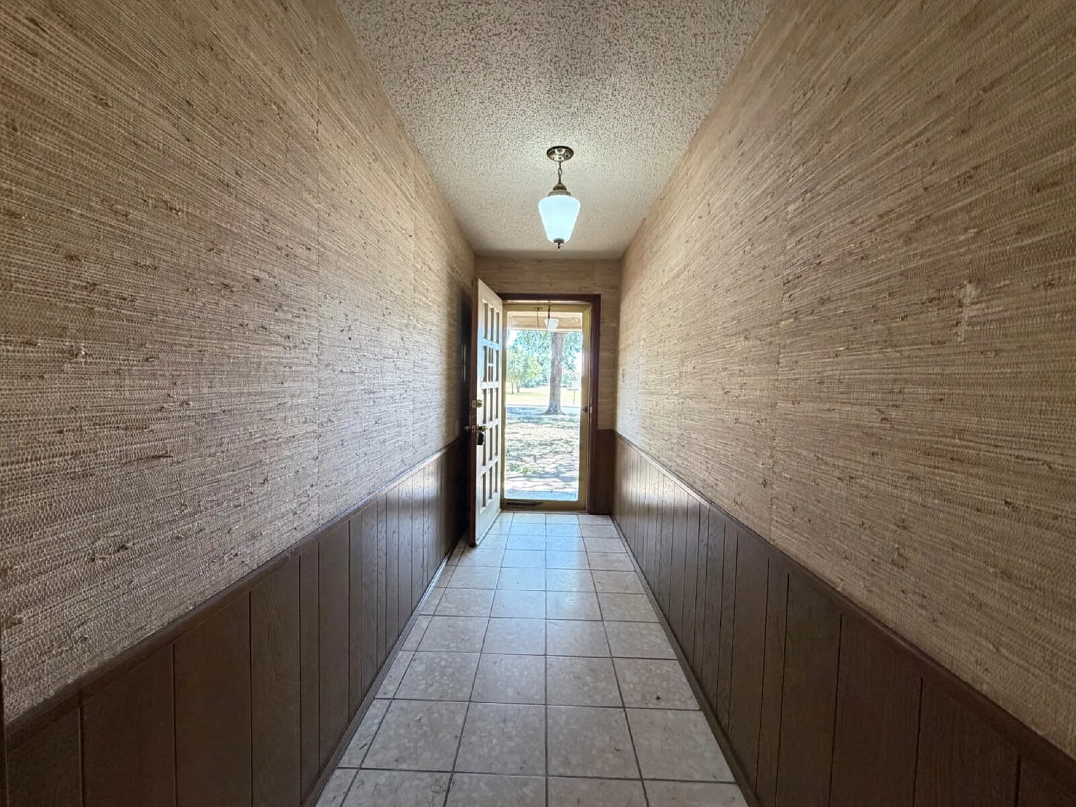 3 bed, 2.0 bath, 2120 sqft, $1,695 — Photo 2