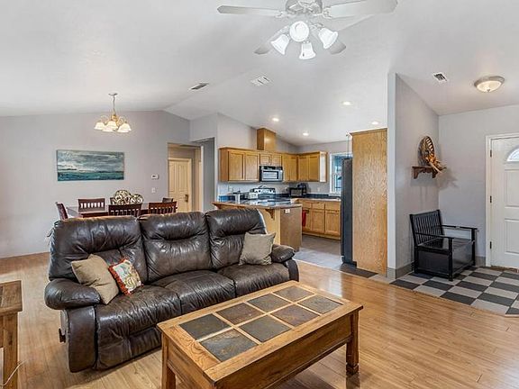 3rd image of 125 Lexington Ct