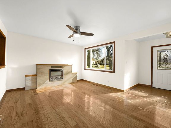 4th image of 105 E Red Oak St