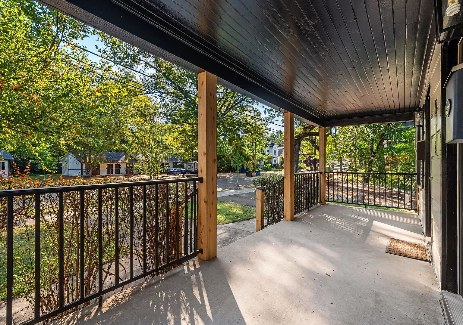 Updated 1be/1ba Duplex Unit A With Large Bonus Room + Privacy Fence — Photo 2