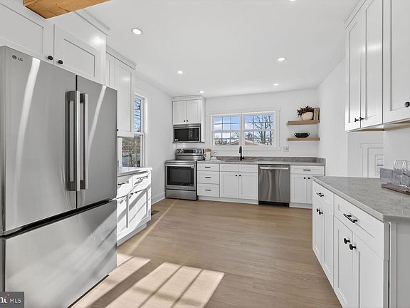 5th image of 8603 Oakdale St