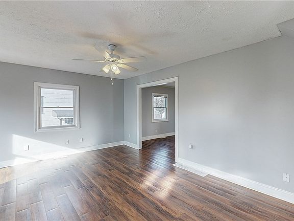 4th image of 643 Broadway St E