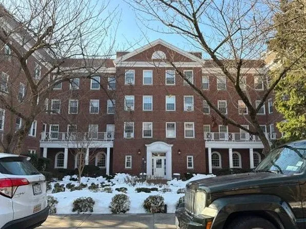 90 Knightsbridge Rd, Great Neck, NY 11021