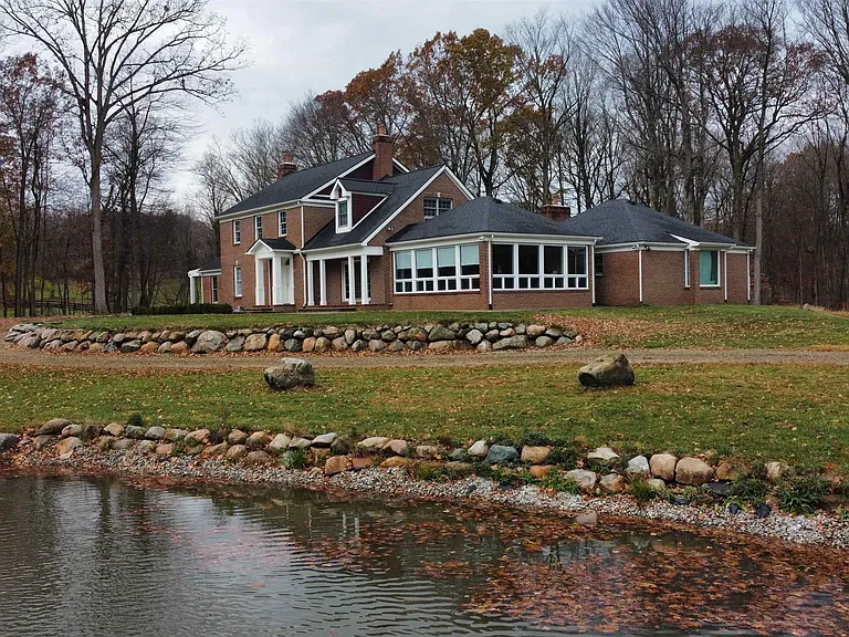 2401 E Brocker Rd — Photo 6