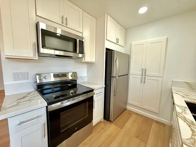 952 Pine Ave #D — Photo 3