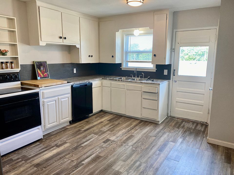 A Very hard to find front and BACK door enterance.