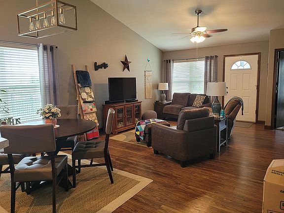 Dining/living room with vaultedceiling