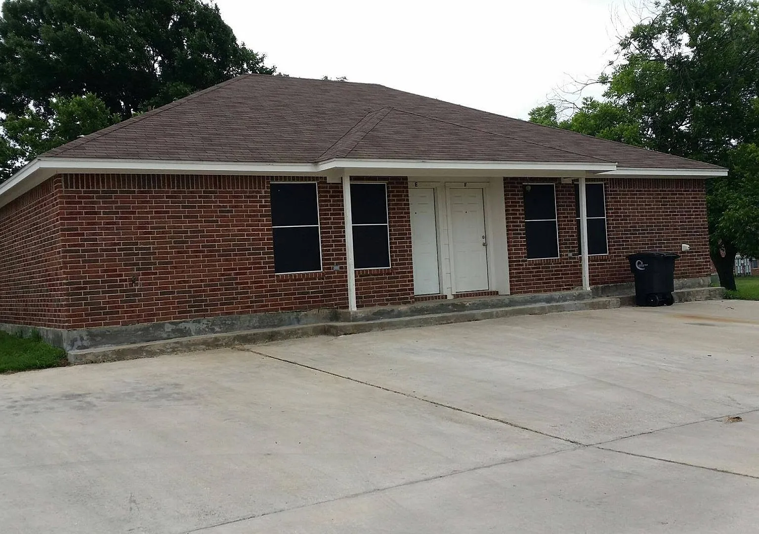 Charming 2BR Duplex Comfort, Style & Convenience — Photo 3
