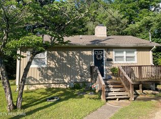 105 E Passmore Ln, Oak Ridge, TN 37830