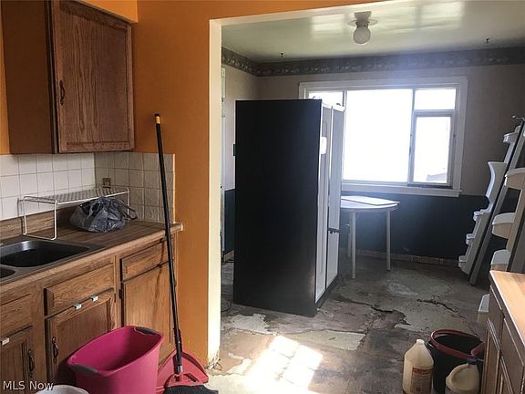 5th image of 919 Davies Ave