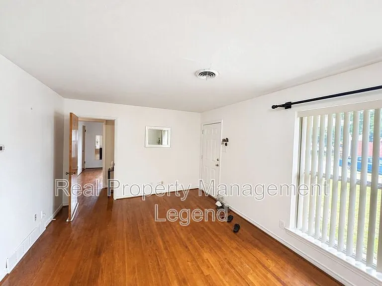 409 La Salle Dr — Photo 13