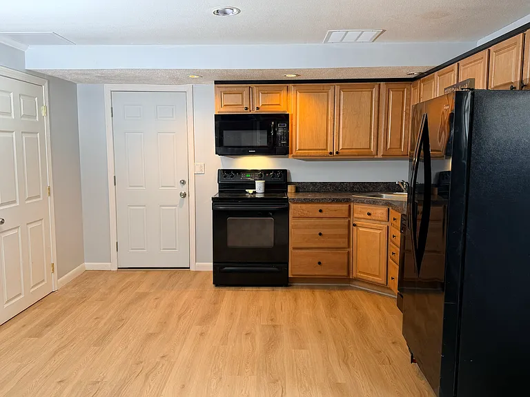 18 Colonial Dr #1 — Photo 4