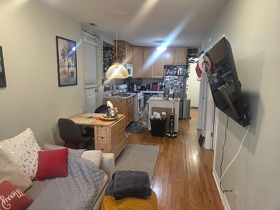 4th image of 2047 W Evergreen Ave
