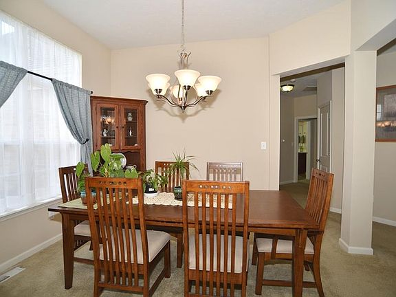 4th image of 2116 Foxglove Dr