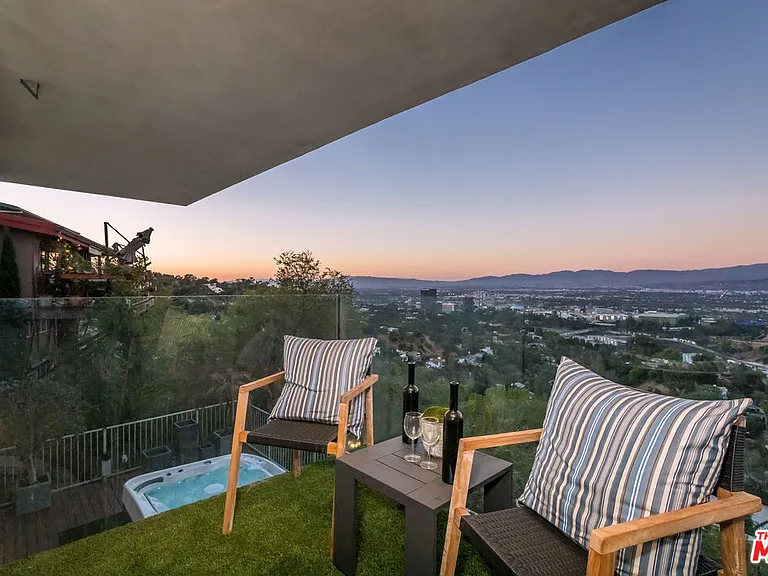 7177 Pacific View Dr — Photo 29
