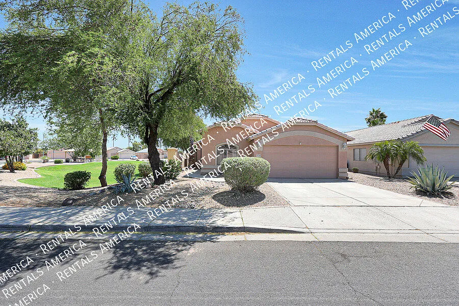 3 Bedrooms with Large backyard! — Photo 3