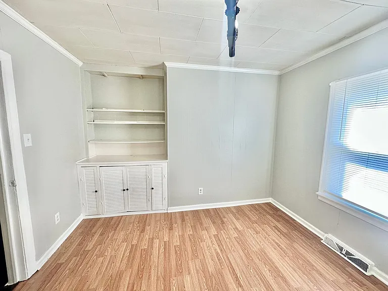 121 Henry St — Photo 8