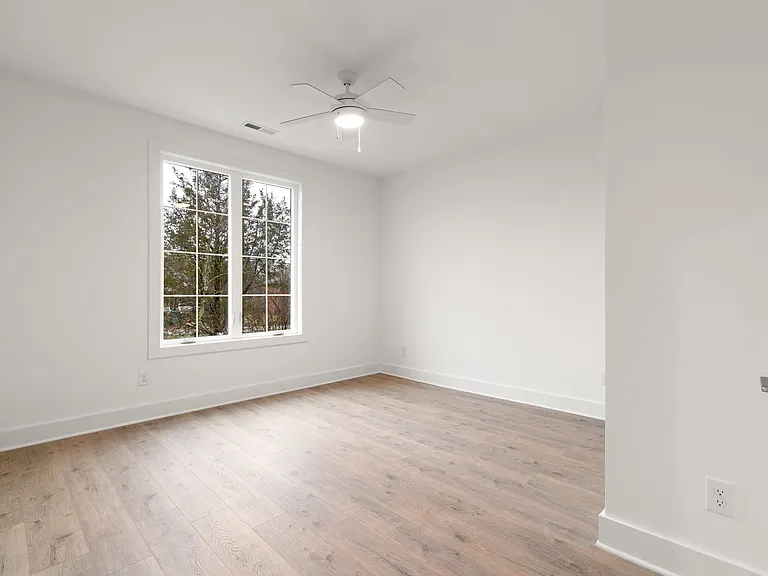172 Leggo Ave — Photo 9