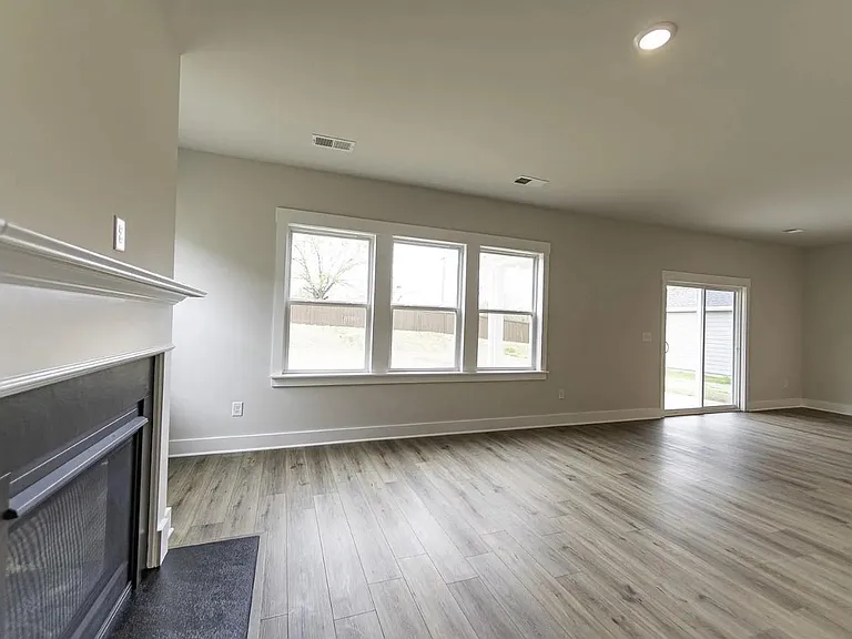 513 Laxton Rd — Photo 5
