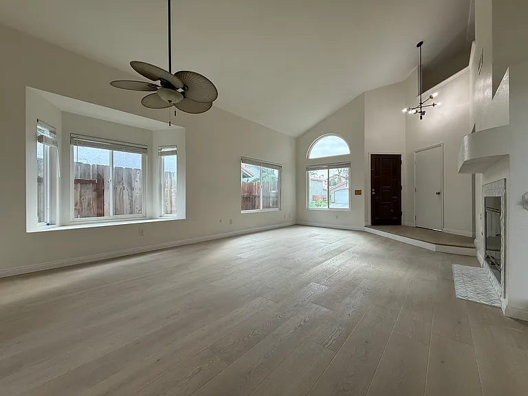 1813 Avenida Segovia — Photo 4