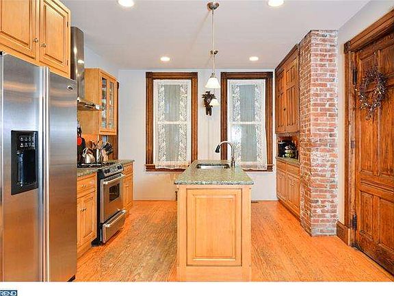 5th image of 211 N Essex Ave