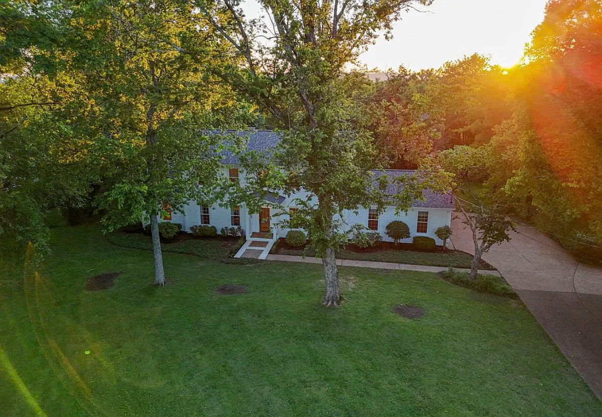 4 bed, 3731 sqft, $9,750 — Photo 4