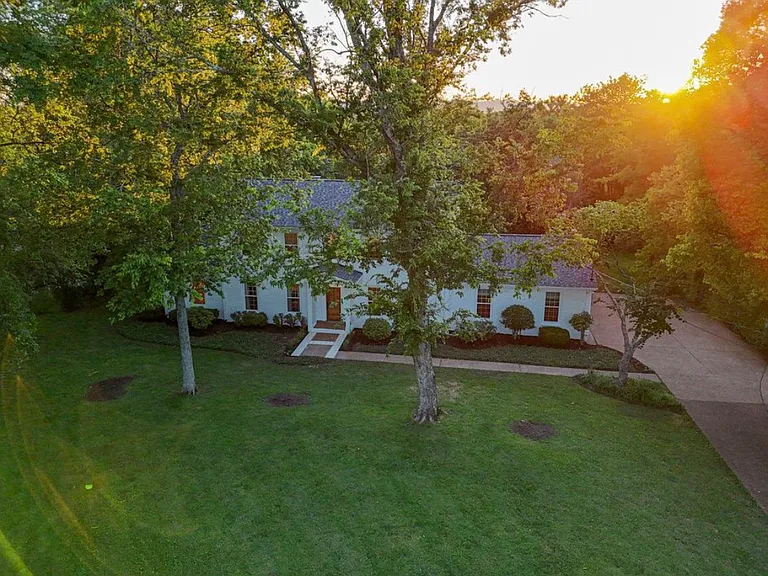 1211 Arrowhead Dr — Photo 4