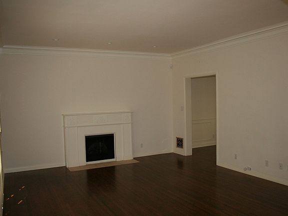 4th image of 153-157 S Reeves Dr #155