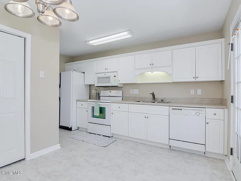 1723 Elizabeth St — Photo 10