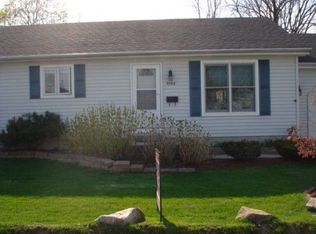 5594 Chagrin Dr, Mentor On The Lake, OH 44060