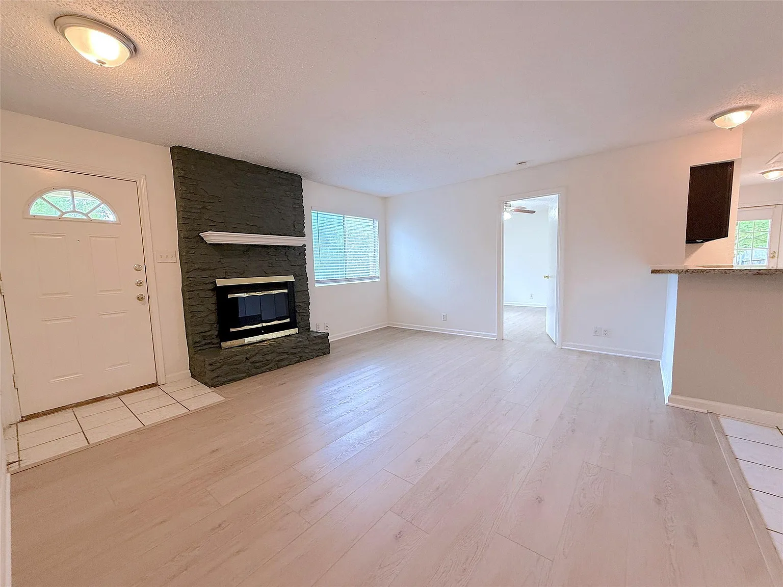 3 bed, 2.0 bath, 957 sqft, $1,825 — Photo 4