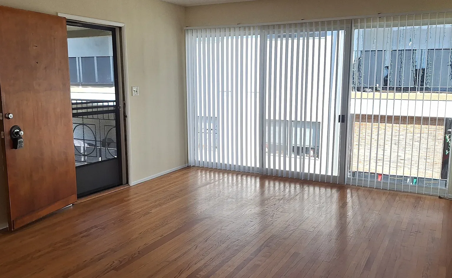 2 bed, 1000 sqft, $2,295 — Photo 2