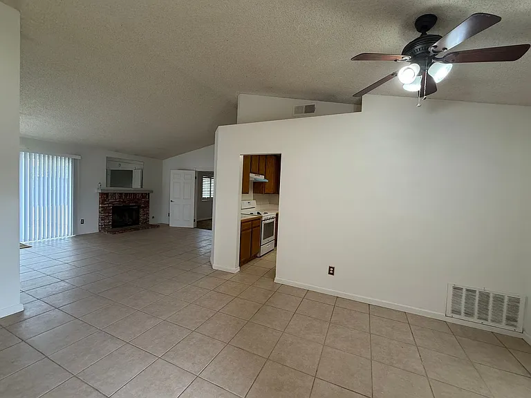 15191 Farmington Ct — Photo 2