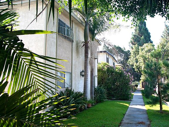 Quaint, non smoking 4 unit building on quiet tree line street in the Helms Art District, walking distance to the Helms Bakery complex, Cool Haus ice cream, New School of Cooking, Cooperative Market, the Platform, Expo line station, Trader Joe's, the new