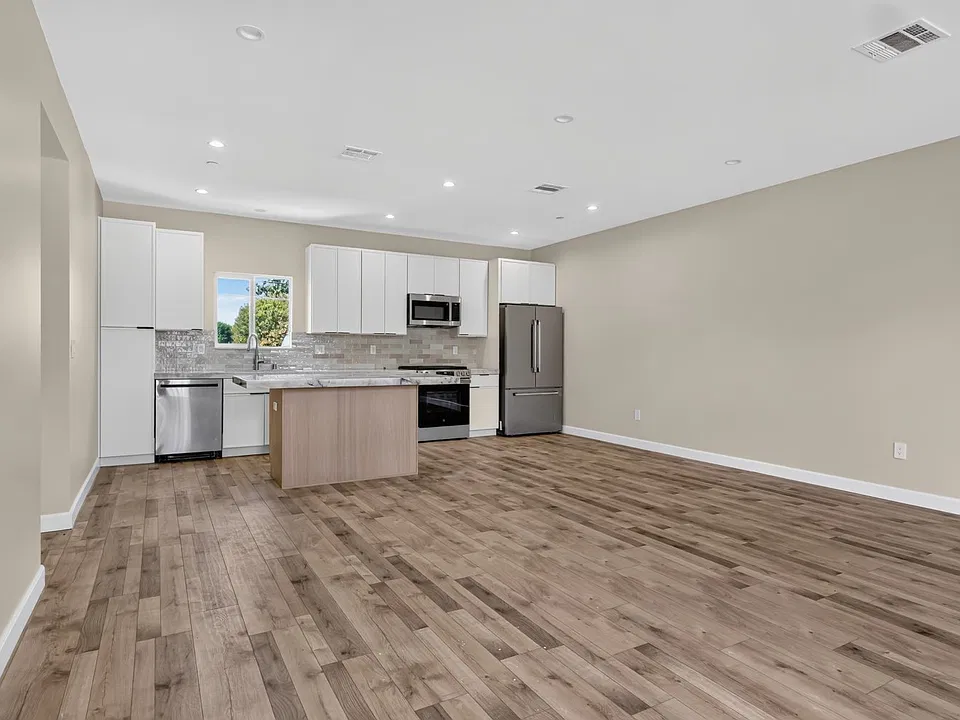 7409 1/2 Densmore Ave