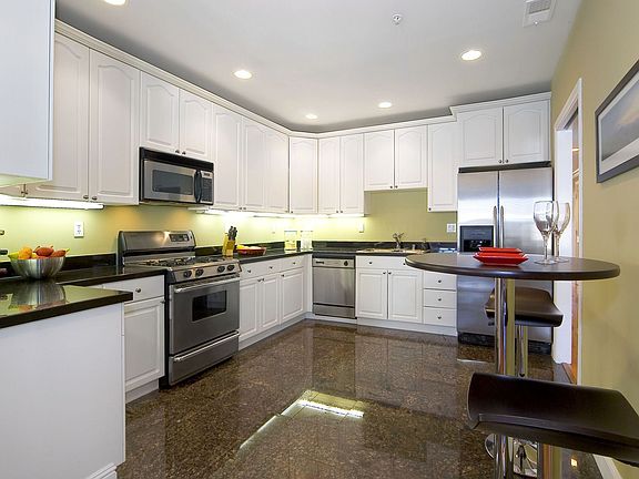 Large kitchen w/stainless steel appliances