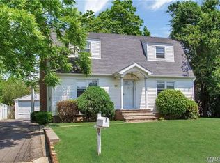 28 E Grove St, Massapequa, NY 11758