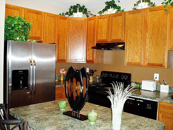 Kitchen w/pantry, dishwasher, island with stools, cable hook