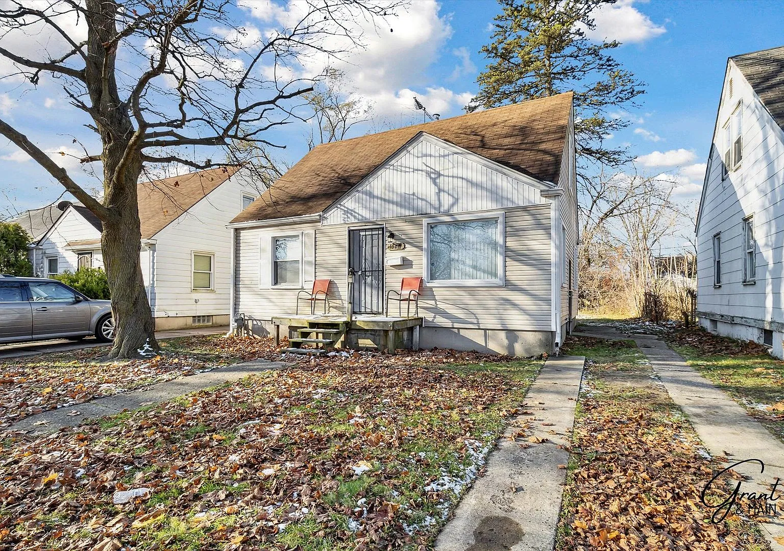 3 bedroom bungalow - $1300 — Photo 1