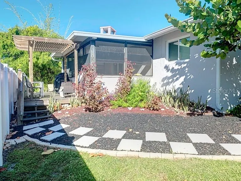 323 Dolphin Pkwy — Photo 16