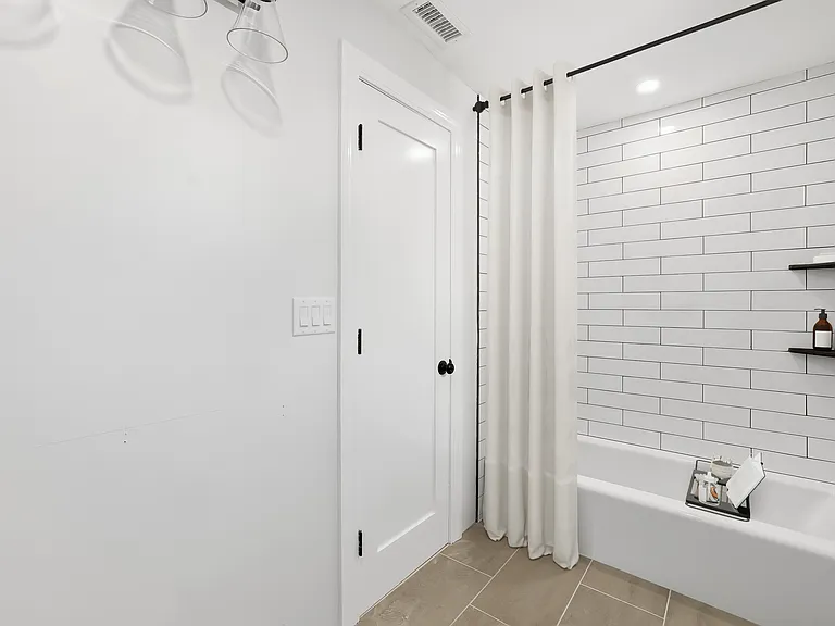 15 N Ferris St #1 — Photo 5